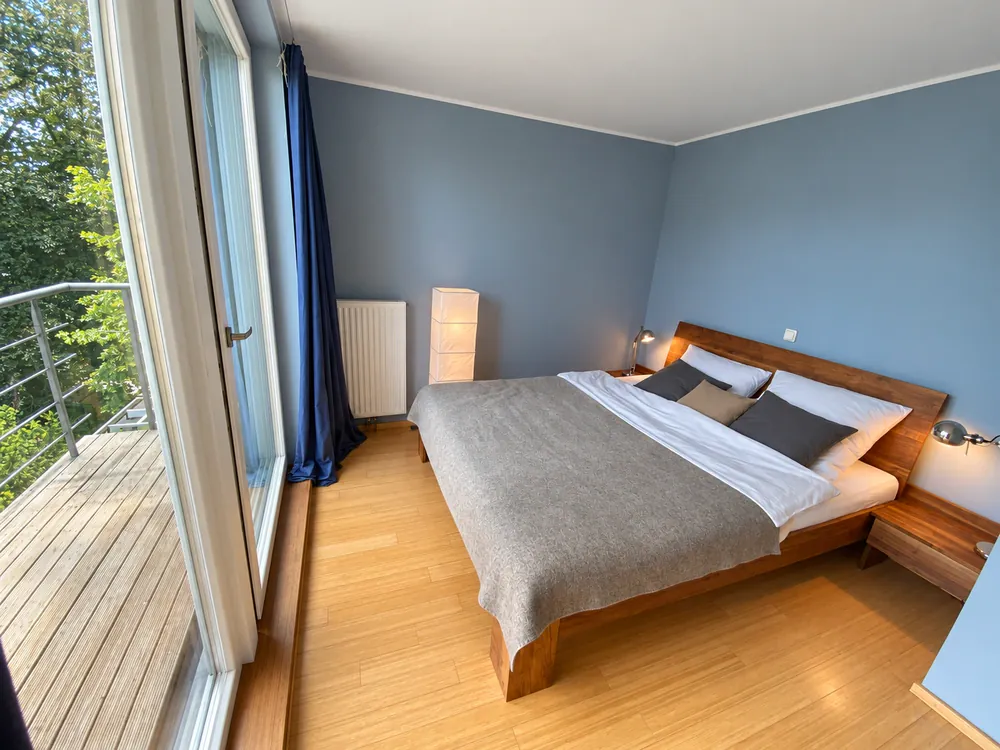 Schlafzimmer mit Balkonzugang