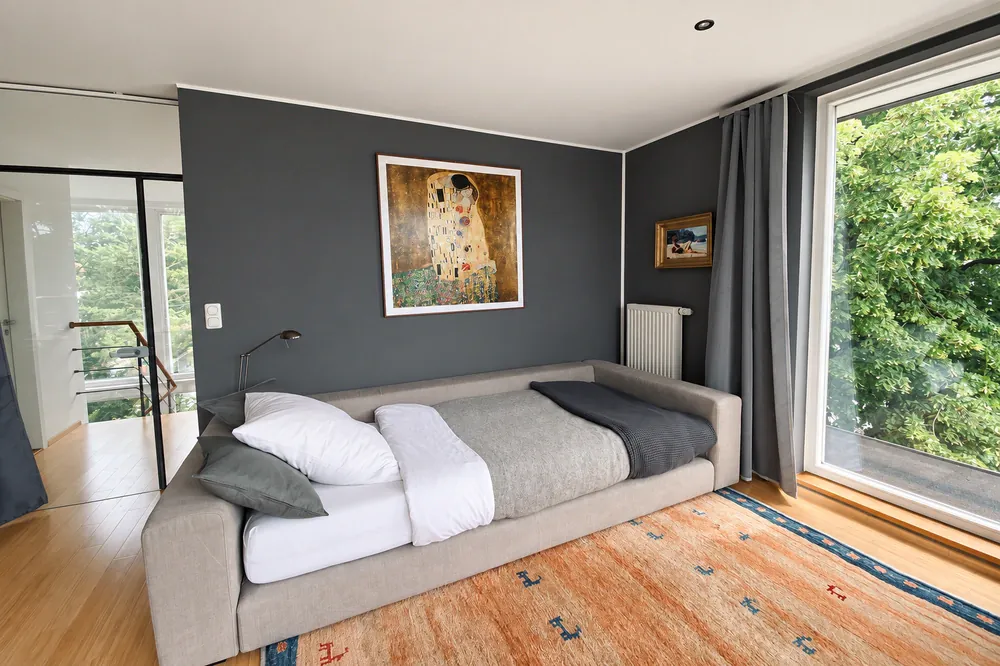 Sofa im oberen Zimmer, große Fenster