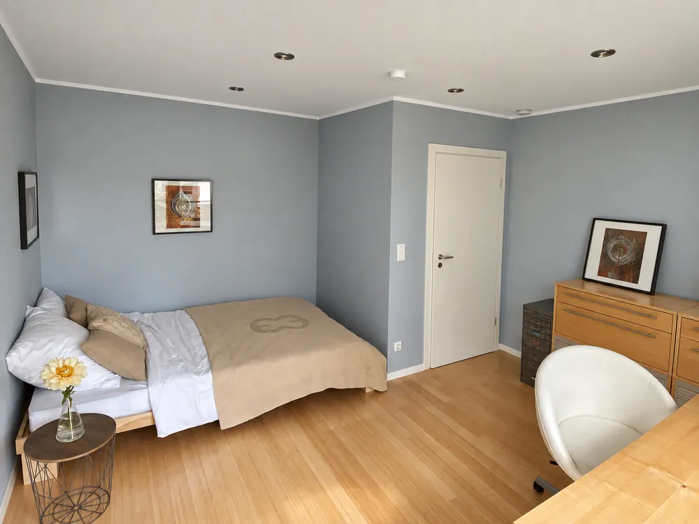 Weiteres helles Schlafzimmer mit Arbeitsplatz