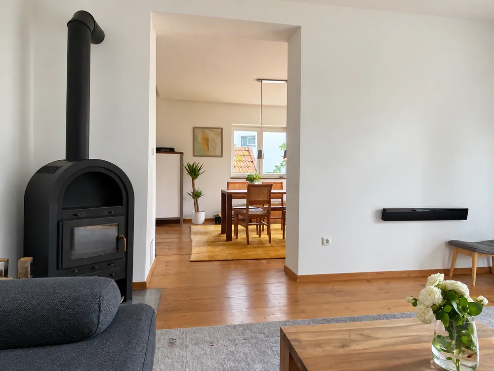Wohnzimmer mit Kamin und Blick zum Essbereich