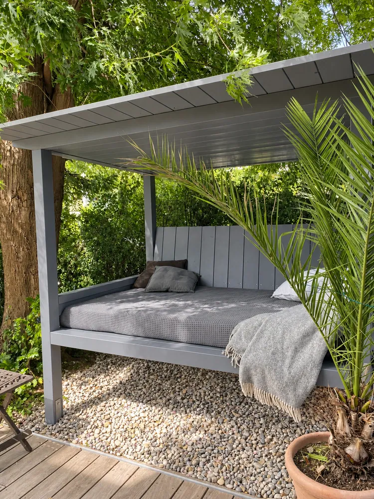Überdachtes Gartenbett