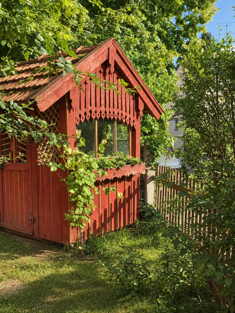 Rotes Gartentor im Grünen