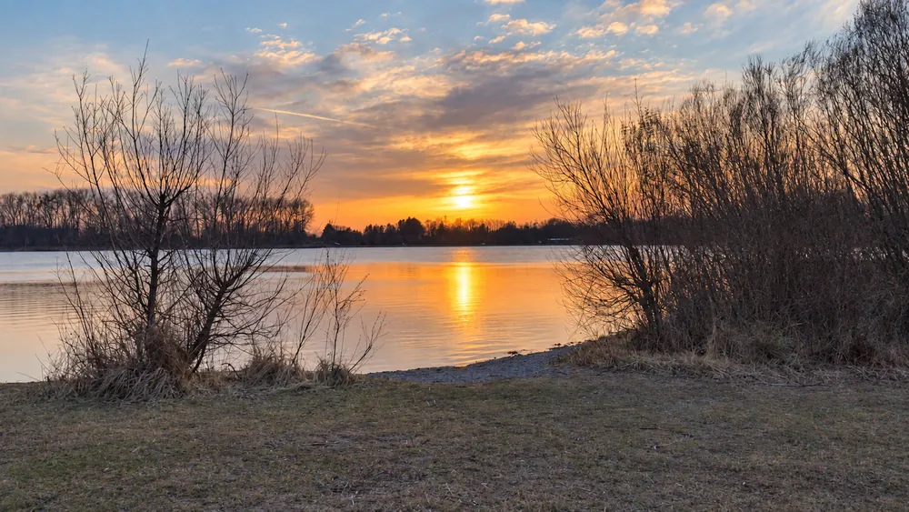 Sonnenuntergang an einem See im Umfeld