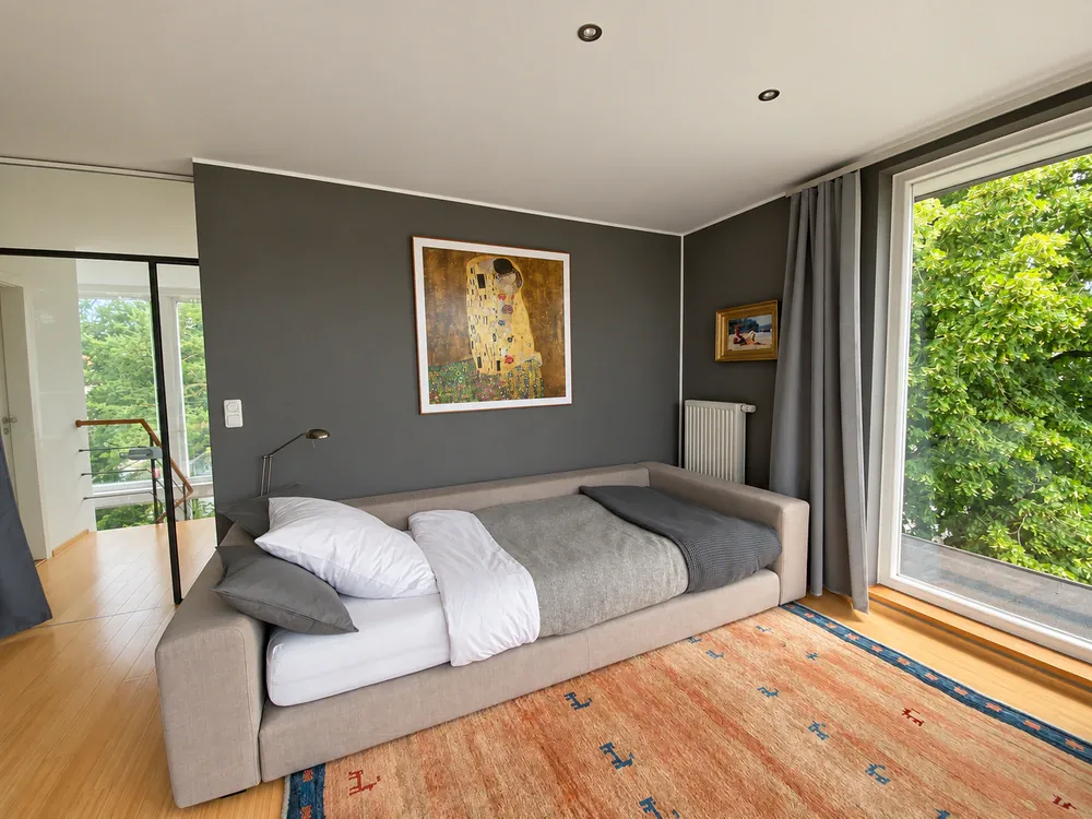 Sofa im oberen Panoramazimmer