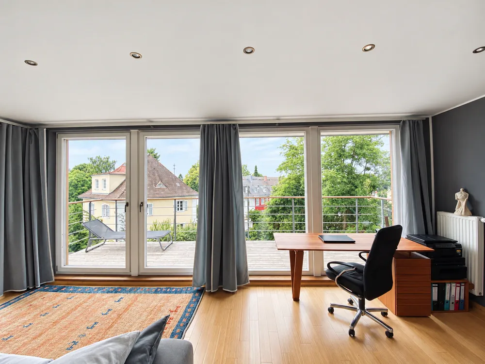 Panoramafenster und Schreibtisch