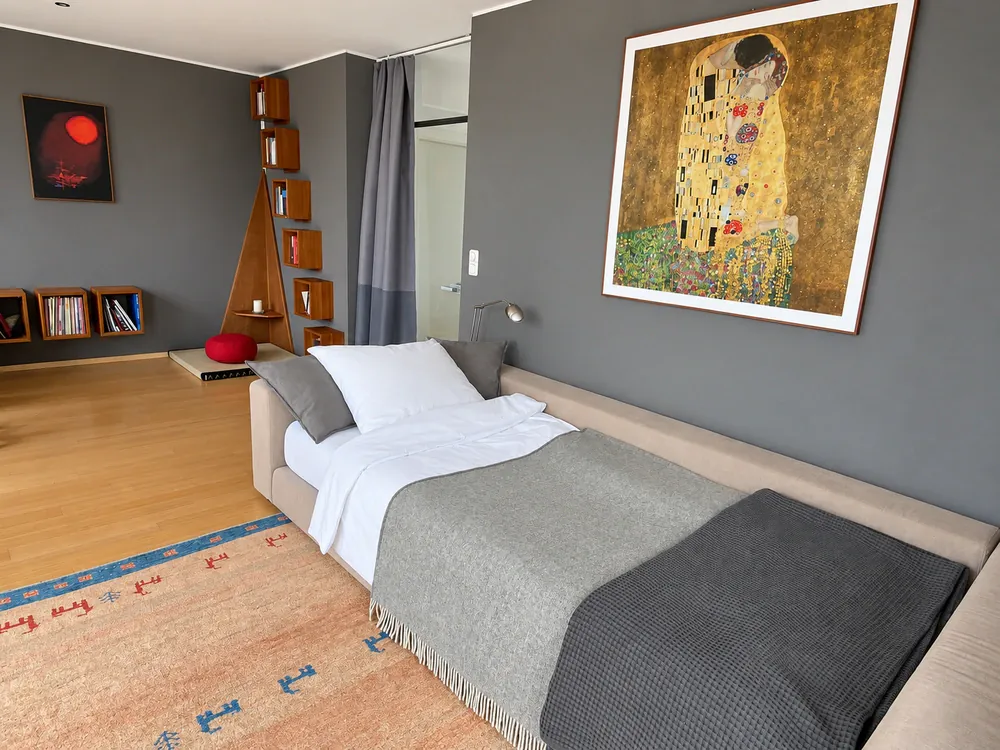 Bett mit Kunstwerk und Sofa