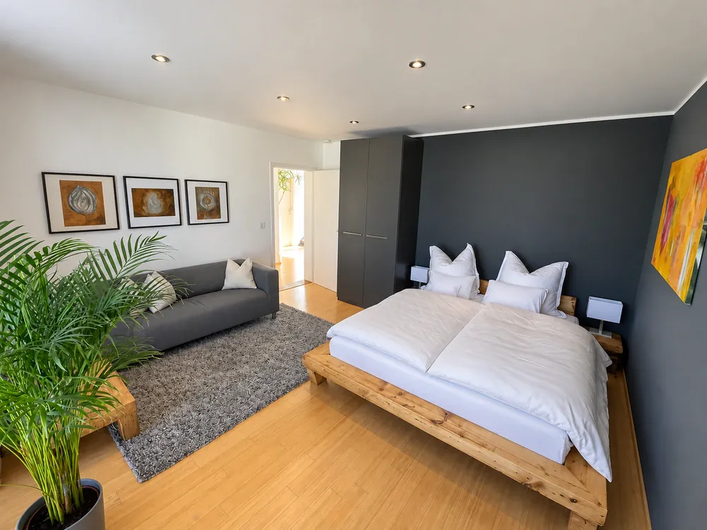 Große Schlafzimmeransicht mit Sofa