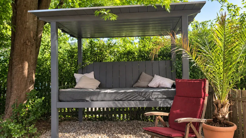Privater Garten mit überdachtem Liegebett