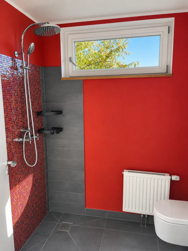Dusch- und Badbereich in Rot