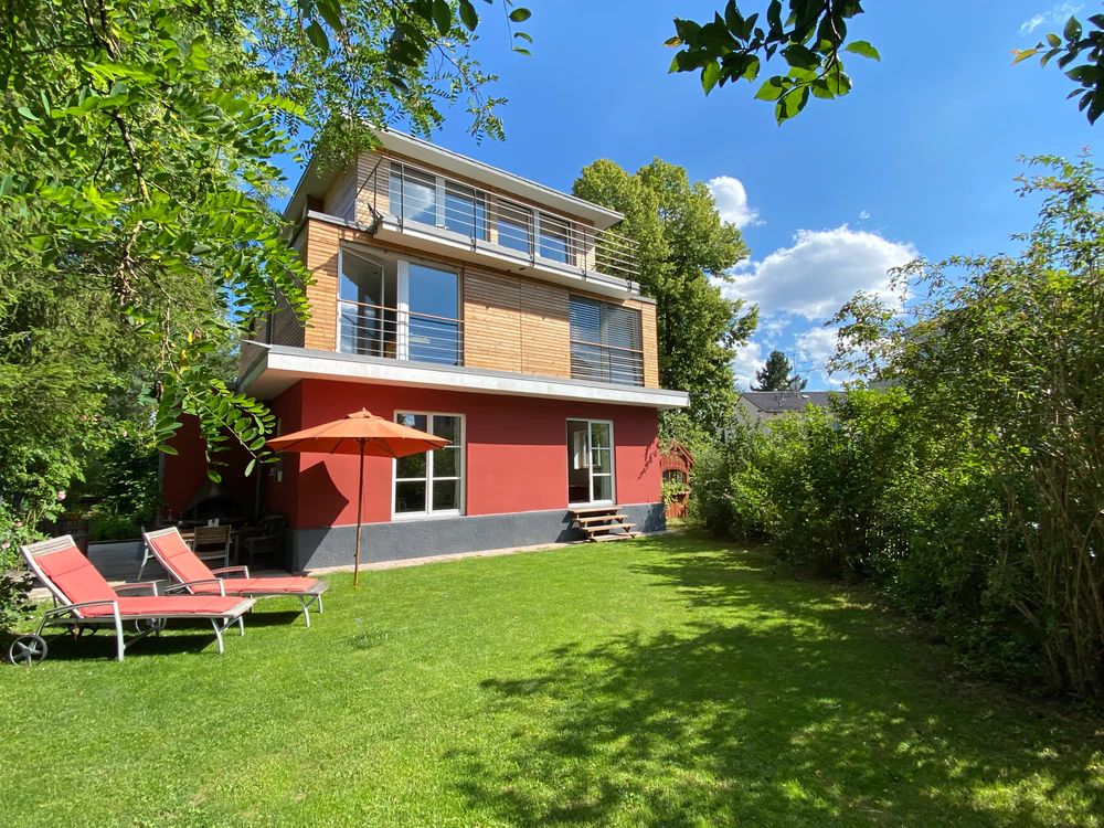 Hausfassade und Garten, nähere Ansicht